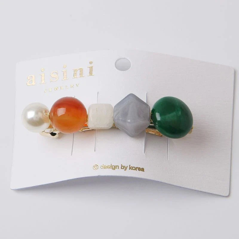 Elegant pearl hair clip with a sophisticated design, made of premium alloy materials for long-lasting durability and a secure fit.