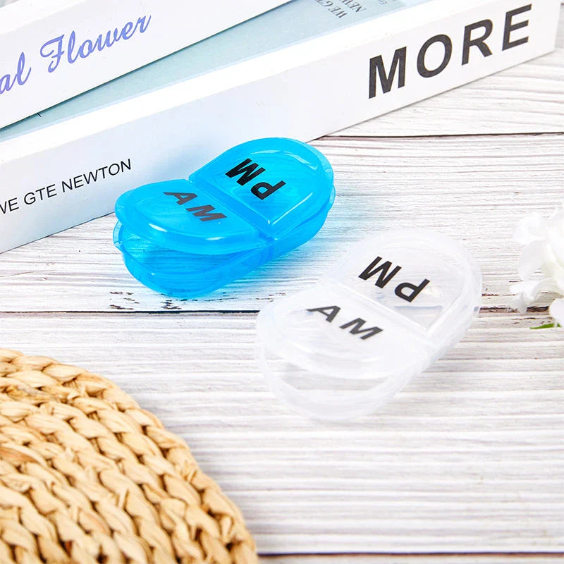 Compact pill organiser with tablet splitter made of high-quality materials for easy medication management