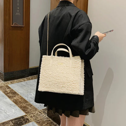 A premium hand-woven tote bag in a stylish design, featuring a magnetic closure and an adjustable shoulder strap for versatile use.