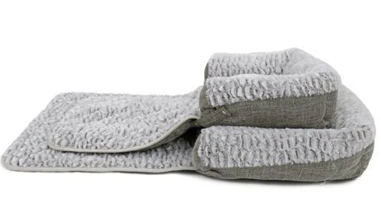 Cosy and spacious pet bed made with premium materials for maximum comfort and support