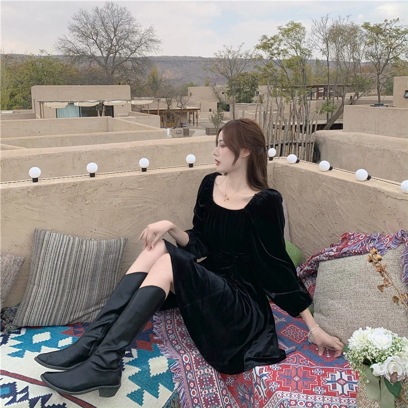 Elegant Hepburn-inspired pleuche dress for women, available in red and black with a flattering A-line silhouette and puff sleeves