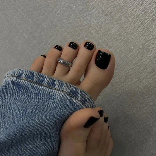 Set of 24 black glossy false toenails for a salon-quality pedicure