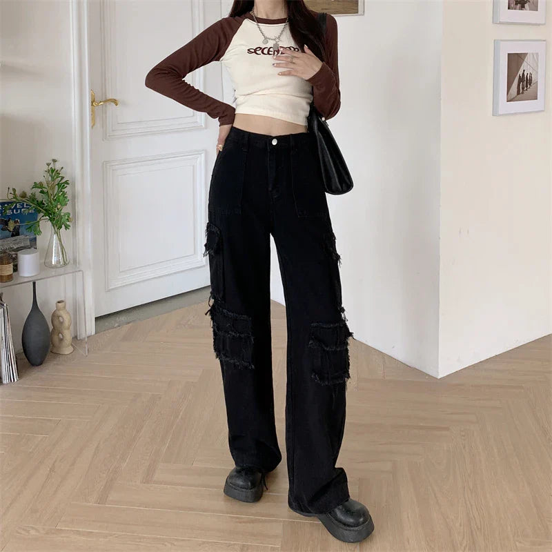 Fashionable women's wide-leg cargo jeans in black denim with practical pockets