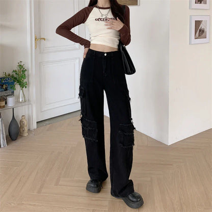 Fashionable women's wide-leg cargo jeans in black denim with practical pockets