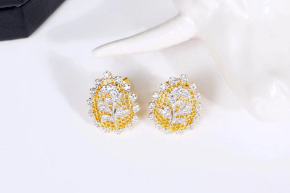 Pair of 925 silver gold-plated earrings with a honeycomb vine design, a captivating accessory that combines classic elegance and modern style.