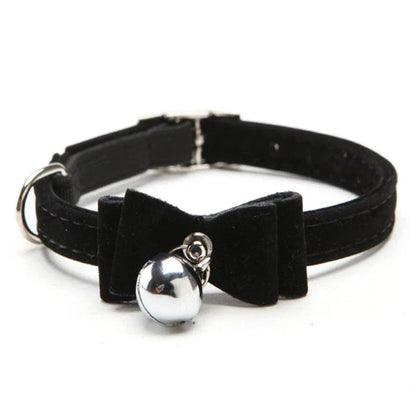 Elastic cat collar with bell in brown velvet material, providing a cosy and stylish accessory for your feline friend
