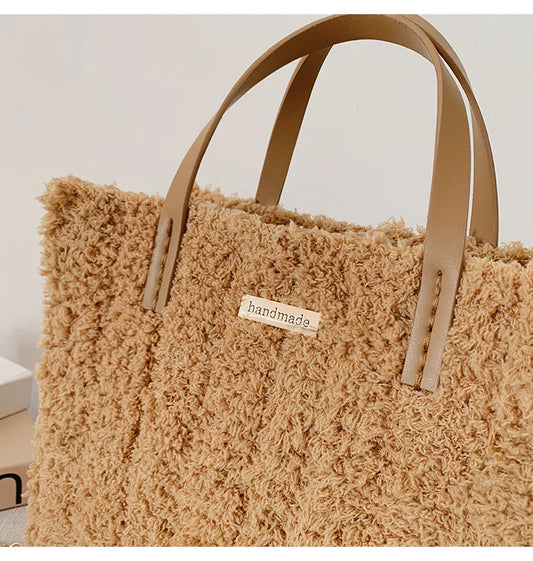 A premium hand-woven tote bag in a stylish design, featuring a magnetic closure and an adjustable shoulder strap for versatile use.