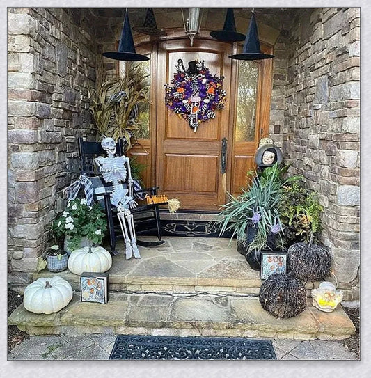A captivating Halloween wreath featuring a purple skull design, perfect for adding eerie elegance to any home.