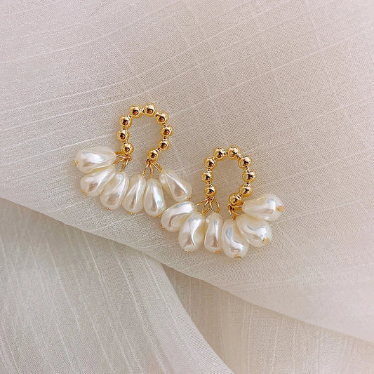 Elegant Baroque pearl earrings with a choice of alloy, silver, or gold plating, a sophisticated accessory that exudes British style and refinement.