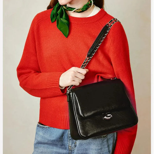 Fashionable large-capacity leather shoulder bag with adjustable crossbody strap and secure hasp closure