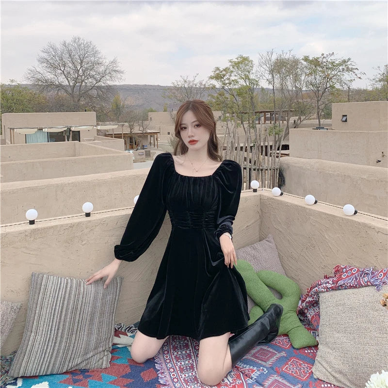 Elegant Hepburn-inspired pleuche dress for women, available in red and black with a flattering A-line silhouette and puff sleeves