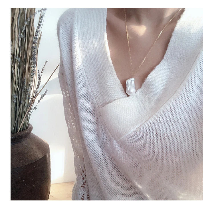 Elegant British baroque pearl necklace with a unique fish tail design, perfect for adding a touch of sophistication to any outfit.