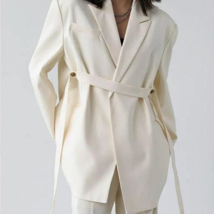Elegant long sleeve blazer with a ribbon detail, made of a blend of cotton and polyester for comfort and durability.