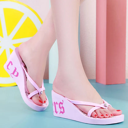 Stylish non-slip platform sandals with printed high heels in pink colour
