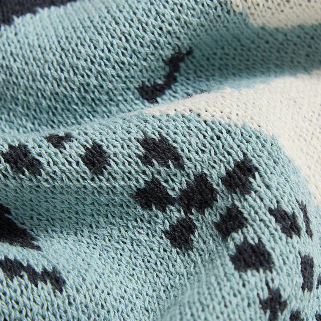 Soft and cosy 100% cotton blanket with a charming sea horse design, perfect for relaxation at home or on the go.