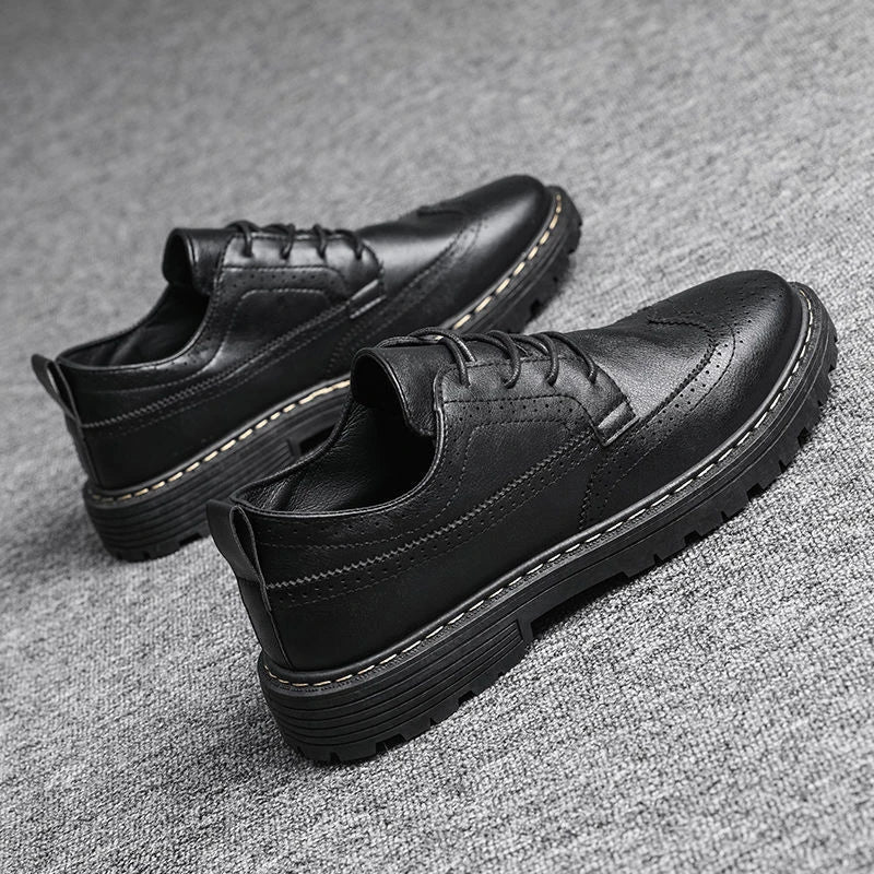 Sophisticated British-style leather casual shoes for men, featuring a sleek silhouette and premium construction.