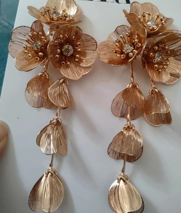 Elegant metal flower tassel earrings and necklace set in gold colour