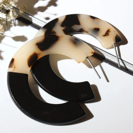Elegant C-Shaped Earrings in Beige and Black Colours, Made with High-Quality Acrylic Resin for Durability and Sophistication