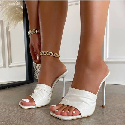 Elegant net-patterned leather sandals with high heel for a sophisticated and comfortable look