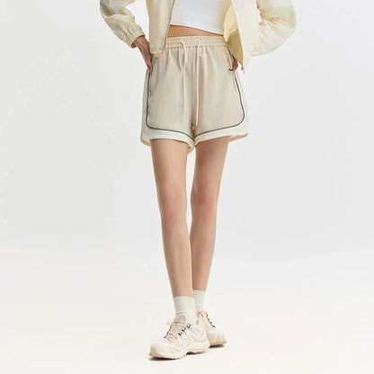 Premium quick-drying sports shorts for women with a trendy colour-block design and adjustable waist
