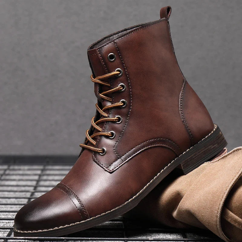 Stylish, high-quality Martin boots with pointed toes, suitable for British gentlemen's autumn wardrobes