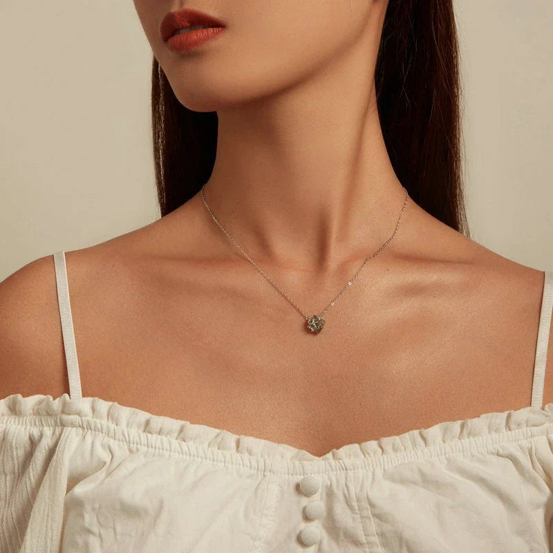 Platinum-plated green pendant necklace with adjustable chain length for a customised fit