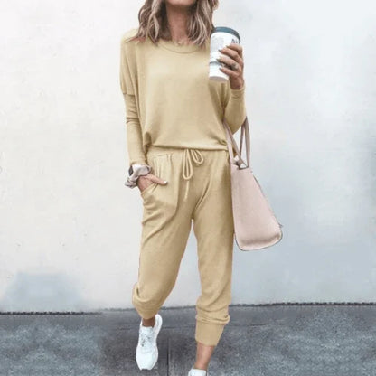 Premium casual long-sleeve outfit in soft, flowing fabric with chic collage design for fashionable women