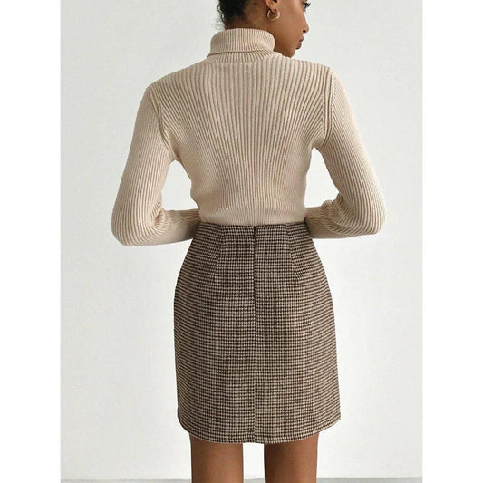 Luxurious autumn and winter turtleneck sweater for women in a variety of colours, featuring a slim-fit design and premium blend of viscose, polyester, and nylon