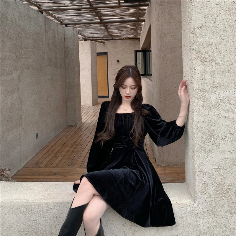 Elegant Hepburn-inspired pleuche dress for women, available in red and black with a flattering A-line silhouette and puff sleeves