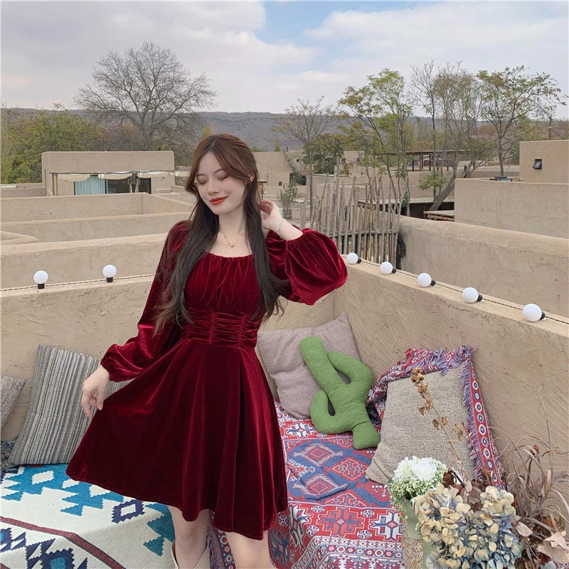 Elegant Hepburn-inspired pleuche dress for women, available in red and black with a flattering A-line silhouette and puff sleeves