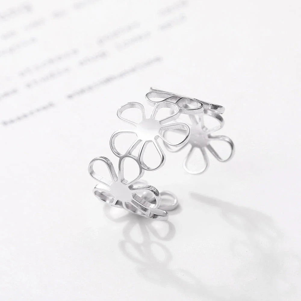 Elegant daisy pattern stainless steel adjustable ring with a timeless British-inspired design
