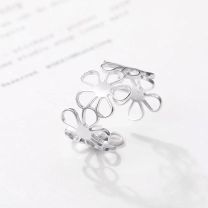 Elegant daisy pattern stainless steel adjustable ring with a timeless British-inspired design