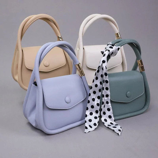 Personalized shoulder bag in diagonal design, made with premium PU leather and featuring a roomy interior with dedicated phone pocket.