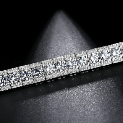 Premium copper and zircon bracelet with a captivating shine and adjustable design for a comfortable, personalised fit.