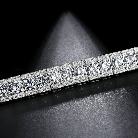 Premium copper and zircon bracelet with a captivating shine and adjustable design for a comfortable, personalised fit.