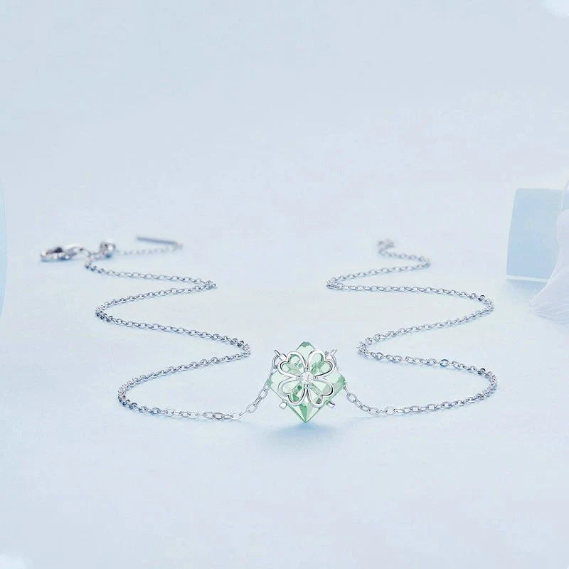 Platinum-plated green pendant necklace with adjustable chain length for a customised fit