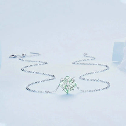 Platinum-plated green pendant necklace with adjustable chain length for a customised fit