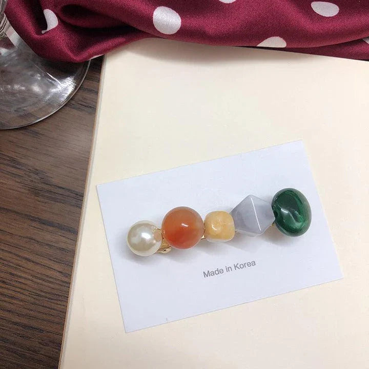 Elegant pearl hair clip with a sophisticated design, made of premium alloy materials for long-lasting durability and a secure fit.