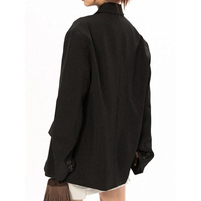 Sophisticated black blazer with notched collar for stylish women