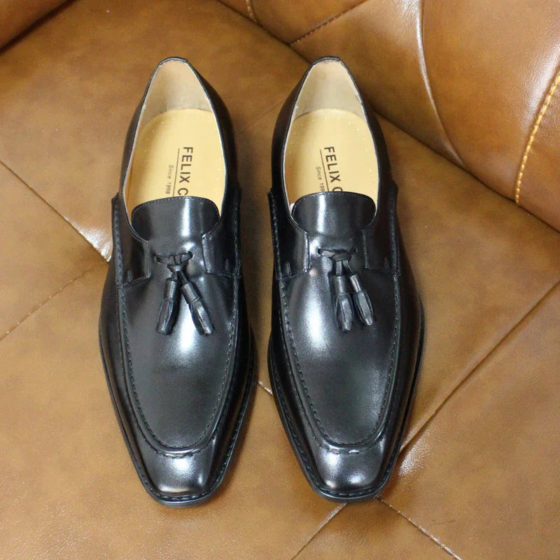 Stylish and comfortable leather loafers for men, featuring a sleek design, premium cowhide, and rubber soles for exceptional grip and shock absorption.