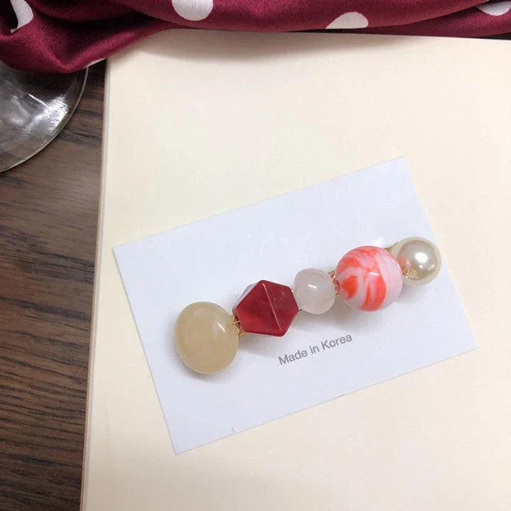 Elegant pearl hair clip with a sophisticated design, made of premium alloy materials for long-lasting durability and a secure fit.