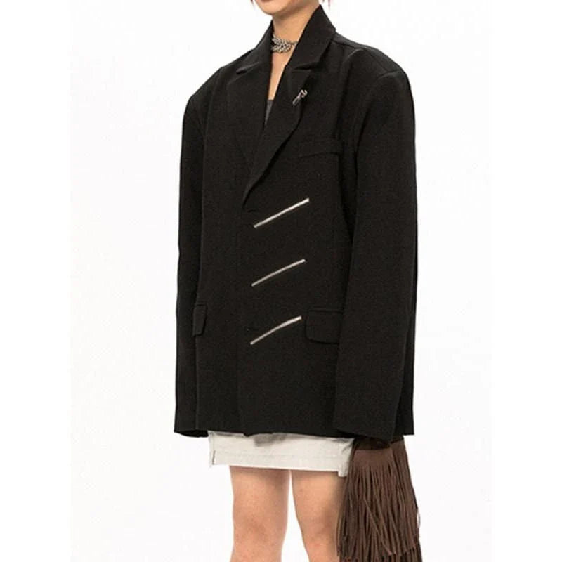 Sophisticated black blazer with notched collar for stylish women