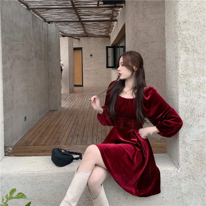Elegant Hepburn-inspired pleuche dress for women, available in red and black with a flattering A-line silhouette and puff sleeves