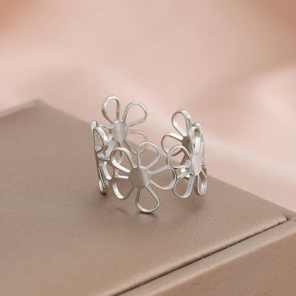 Elegant daisy pattern stainless steel adjustable ring with a timeless British-inspired design