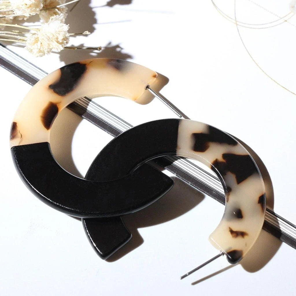 Elegant C-Shaped Earrings in Beige and Black Colours, Made with High-Quality Acrylic Resin for Durability and Sophistication