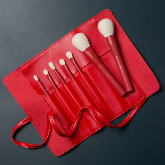 Elegant 7-Piece Red Makeup Brush Set with Soft Goat Hair Bristles for Flawless Powder, Eye Shadow, and Blush Application