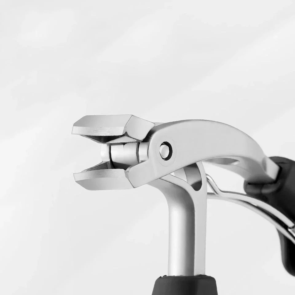 Heavy-duty curved nail clippers made of stainless steel with anti-splash storage for managing thick toenails and providing comfortable nail care for the elderly