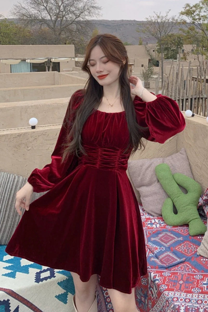 Elegant Hepburn-inspired pleuche dress for women, available in red and black with a flattering A-line silhouette and puff sleeves