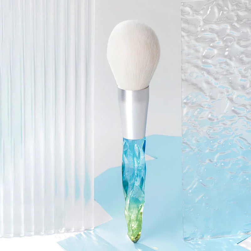 Exquisite Crystal Handle Powder Makeup Brush with Prism Design and Soft Wool Fibers for Flawless Makeup Application