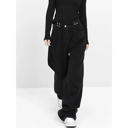 Stylish high-waist black jeans with vintage-inspired details for a timeless, elegant look.